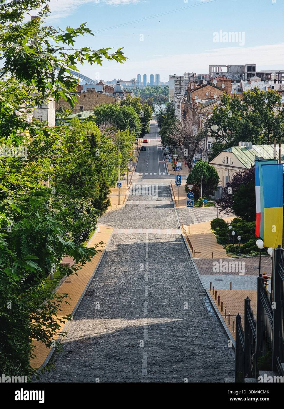 Andriivska Straße - Einbahnstraße im Zentrum von Kiew. Schwindender perspektivischer Blick auf leere Straßen am Morgen ohne Menschen oder Autos. Stockfoto