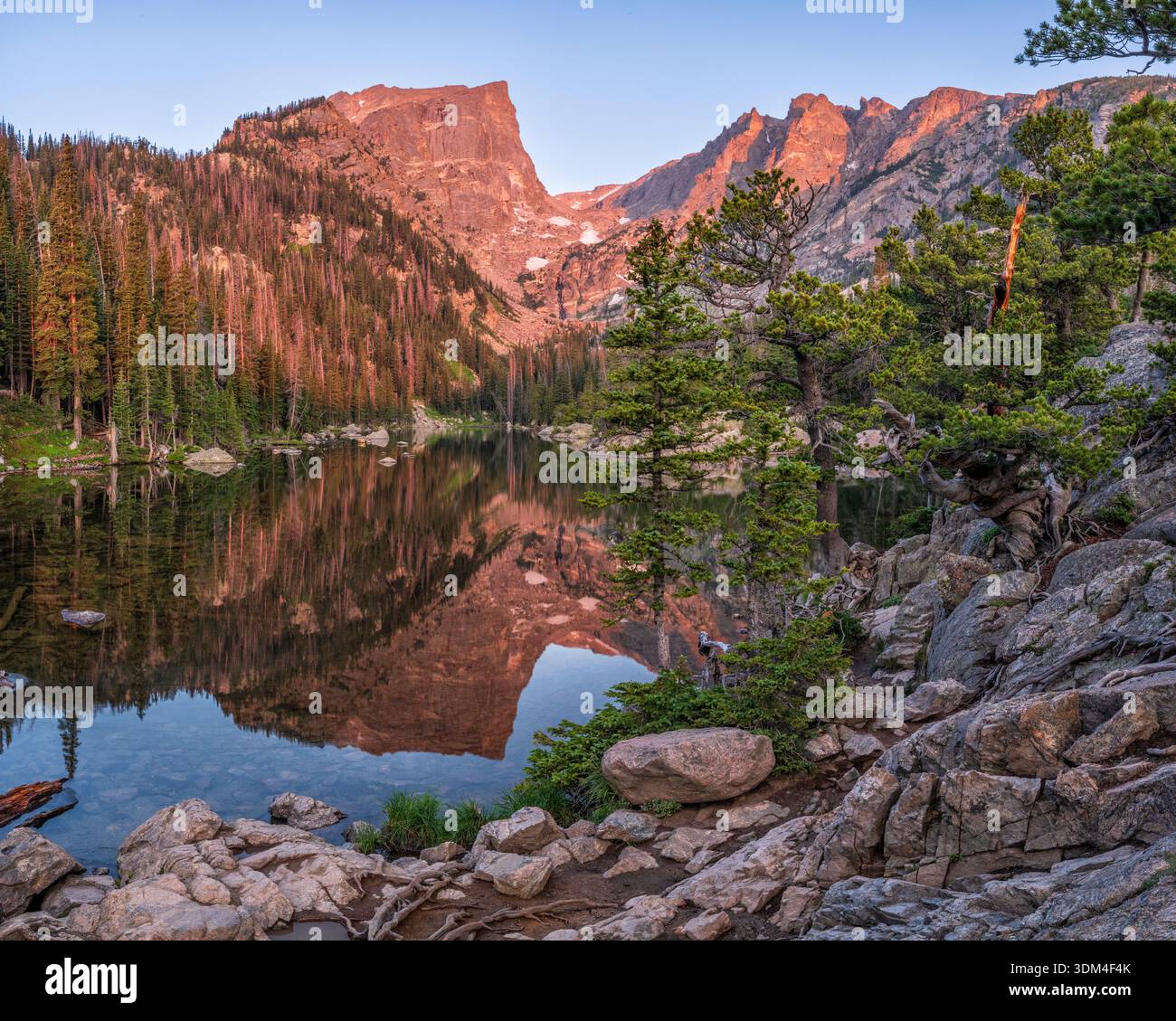 Am frühen Morgen goldenes Licht an der Küste des Dream Lake im Rocky Mountain National Park, Estes Park, Colorado. Stockfoto