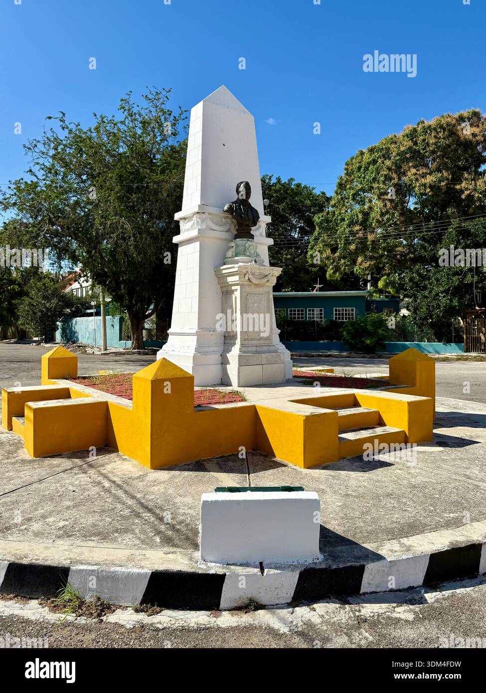 Statue des Joseurs dolores Patron y peniche im Bezirk garcia gineres merida, mexiko - Smartphone-aufgenommenes Stockfoto