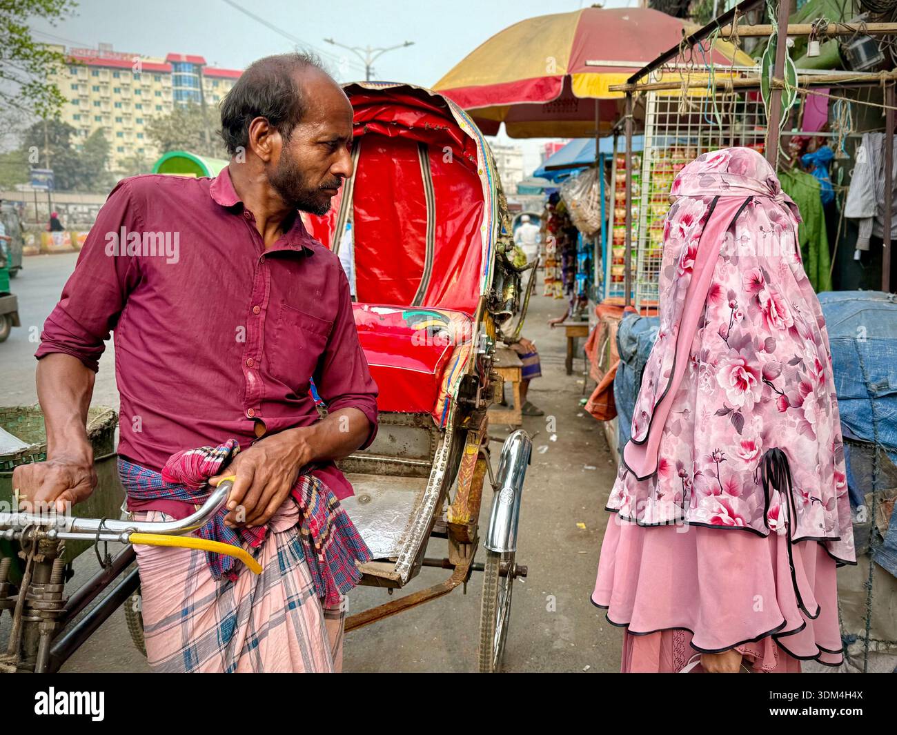 Tuk Tuk-Fahrerin und Kundin Chittagong, Bangladesch - Smartphone-aufgenommenes Stockfoto