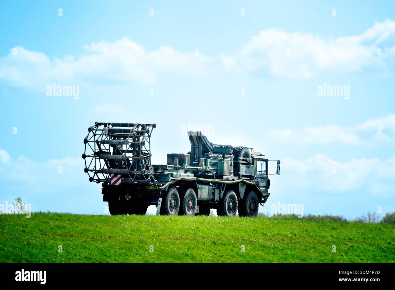 Militärische Übungen und Truppenbewegungen mit schweren Fahrzeugen auf den Auen und Deichen der IJssel bei Deventer, Niederlande, im Frühjahr. Stockfoto