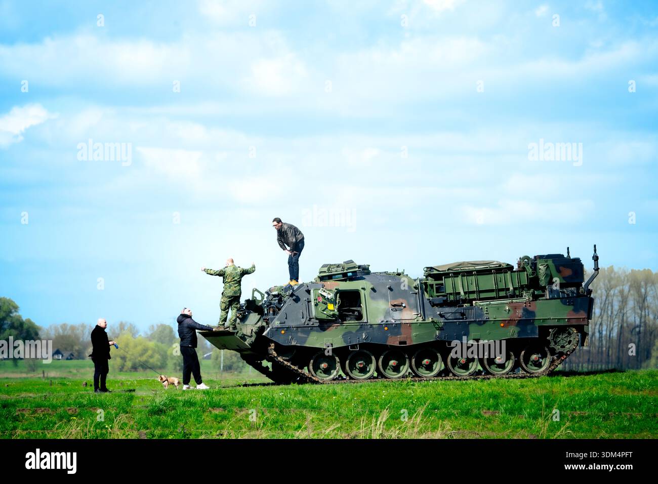 Militärische Übungen und Truppenbewegungen mit schweren Fahrzeugen auf den Auen und Deichen der IJssel bei Deventer, Niederlande, im Frühjahr. Stockfoto