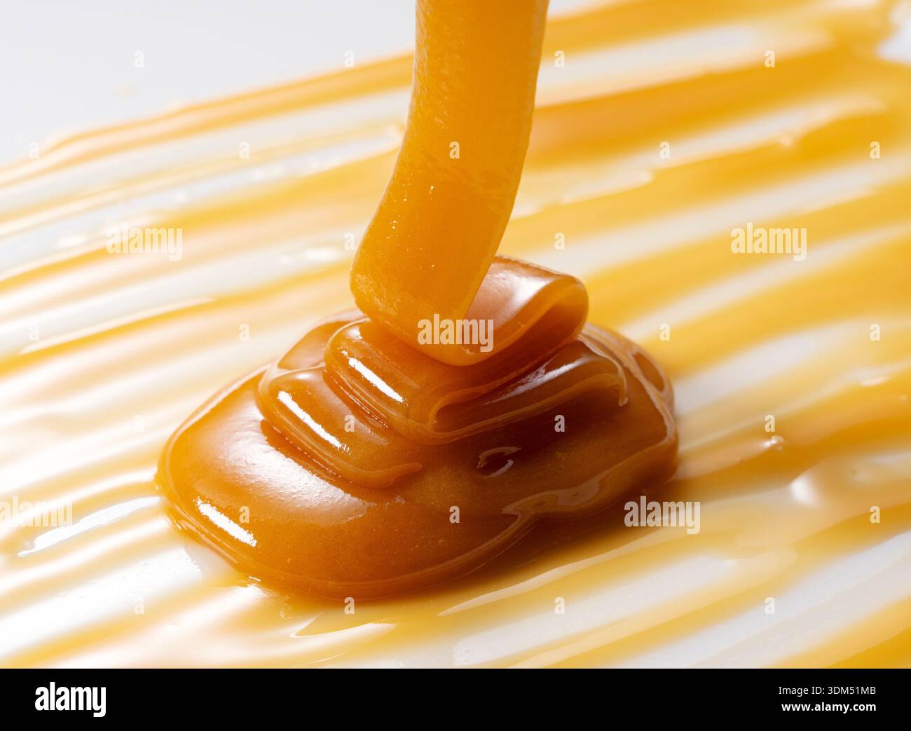 Tropfender Manuka-Honig in Makroansicht, goldene viskose Textur von Premium-natürlichem Honig Stockfoto