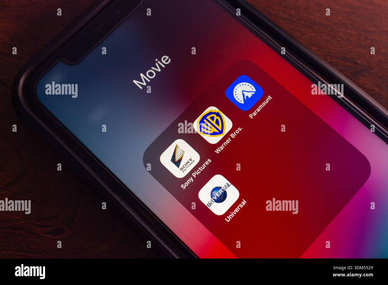 Nahaufnahme eines Smartphone-Bildschirmordners mit der Bezeichnung „Film“ mit Symbolen für Sony Pictures, Warner Bros., Paramount und Universal Apps. Stockfoto