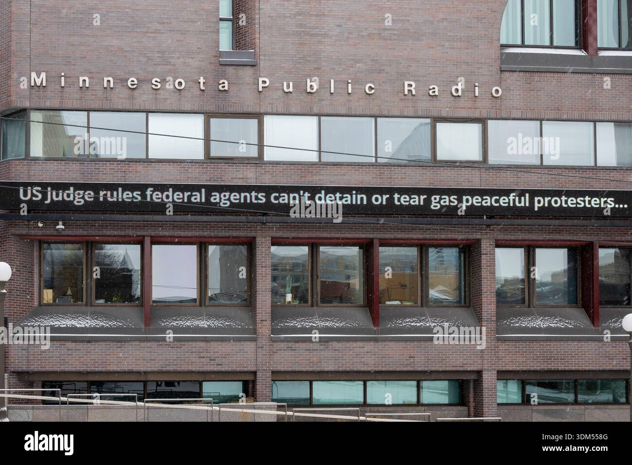St. Paul, Minnesota. Minnesota Public Radio. Bundesagenten dürfen friedliche Demonstranten nicht auf ihren Nachrichtenticker auf dem Gebäude festnehmen oder mit Gas aufreißen Stockfoto