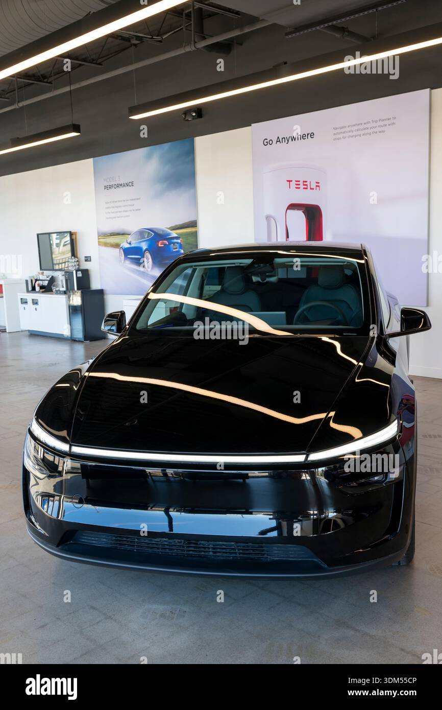 Maplewood, Minnesota. Das neue 2026 Tesla Y Modell im Ausstellungsraum. Tesla, Inc. Ist ein US-amerikanisches Unternehmen für Elektrofahrzeuge und saubere Energie. Stockfoto