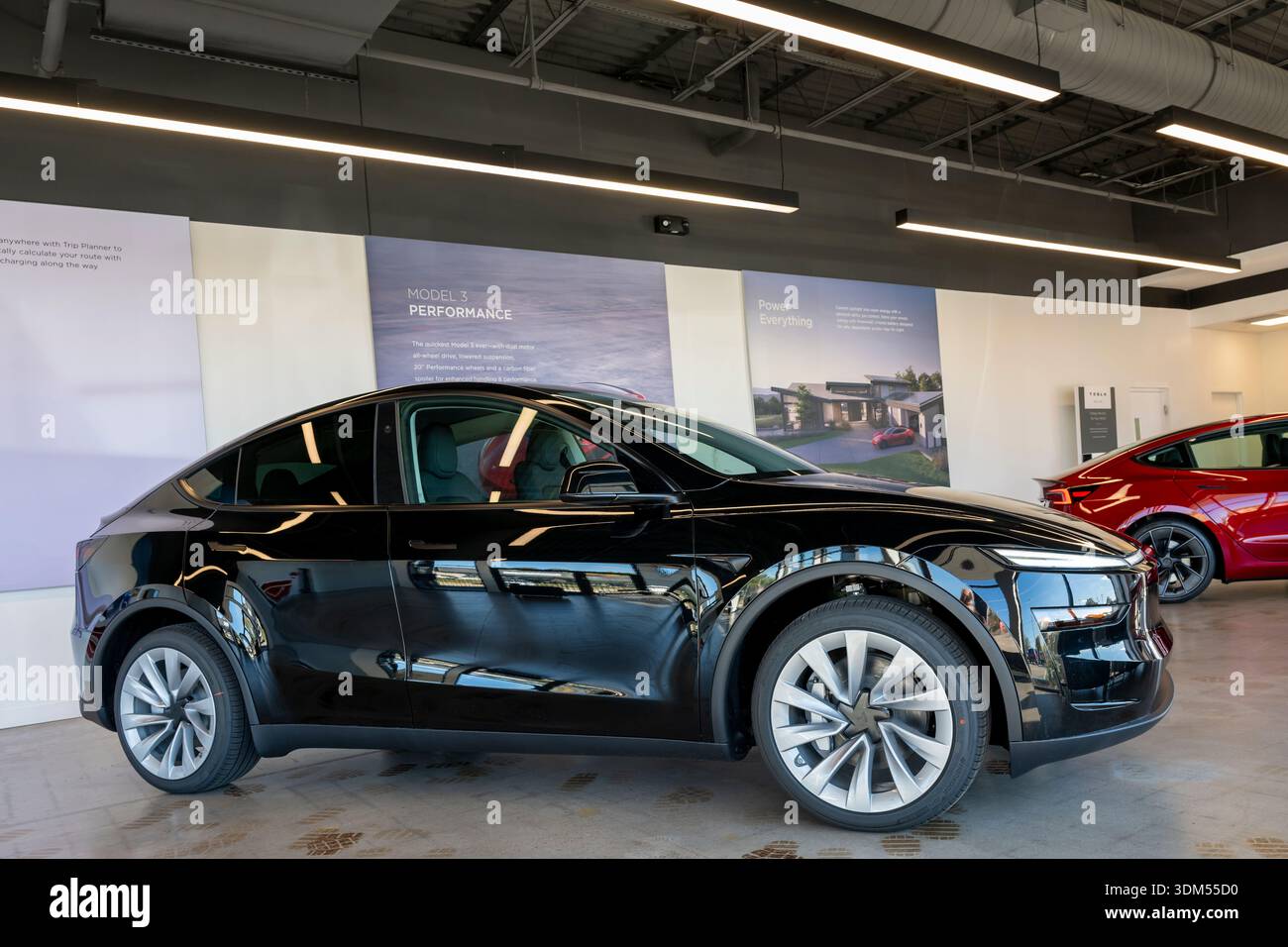 Maplewood, Minnesota. Das neue 2026 Tesla Y Modell im Ausstellungsraum. Tesla, Inc. Ist ein US-amerikanisches Unternehmen für Elektrofahrzeuge und saubere Energie. Stockfoto