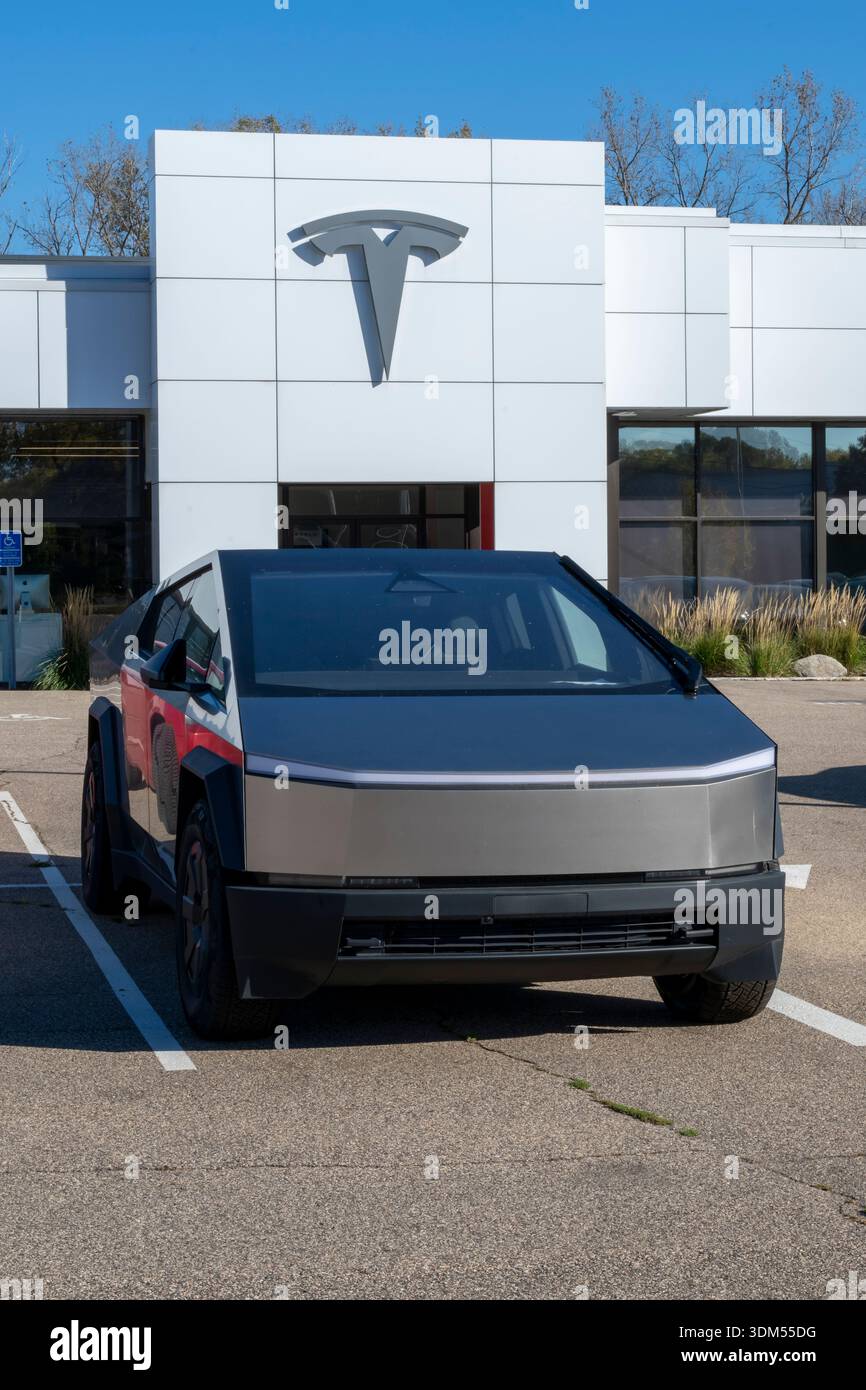 Maplewood, Minnesota. Ein neuer Cybertruck im Tesla-Händlerbetrieb. Der Cybertruck ist ein elektrischer Pickup in voller Größe. Stockfoto