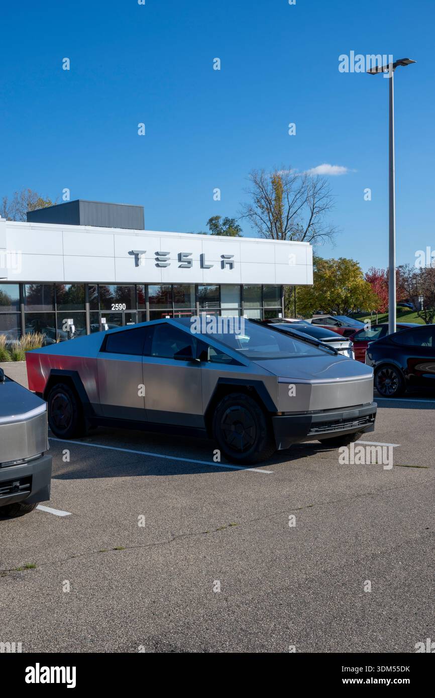 Maplewood, Minnesota. Ein neuer Cybertruck im Tesla-Händlerbetrieb. Der Cybertruck ist ein elektrischer Pickup in voller Größe. Stockfoto