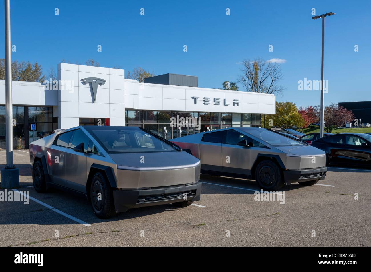 Maplewood, Minnesota. Eine Reihe von Cybertrucks im Tesla-Händlerbetrieb. Der Cybertruck ist ein elektrischer Pickup in voller Größe. Stockfoto