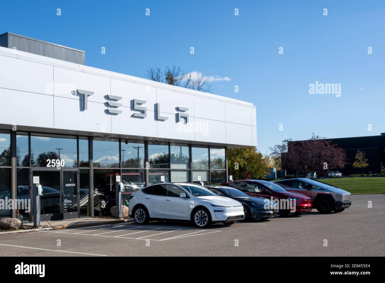 Maplewood, Minnesota. Tesla-Händlerbetrieb mit den neuen Modellen, die auf dem Los angezeigt werden. Stockfoto
