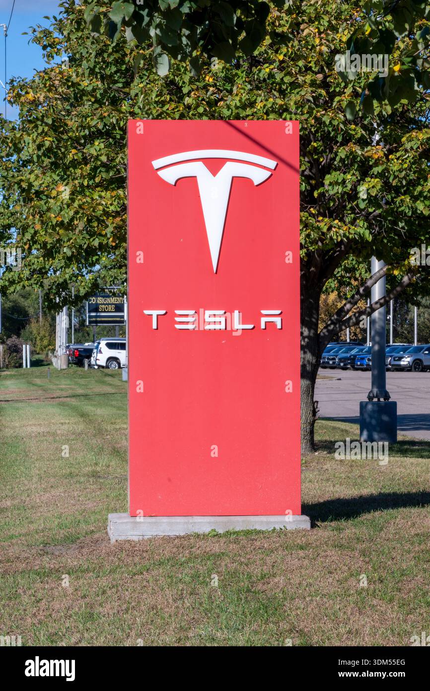 Maplewood, Minnesota. Tesla-Logo im Händlerbetrieb Stockfoto