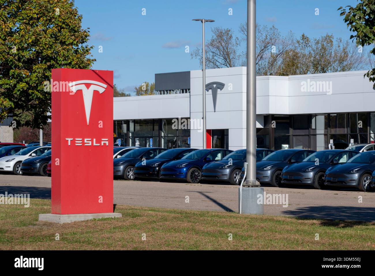 Maplewood, Minnesota. Tesla-Händlerbetrieb mit den neuen Modellen, die auf dem Los angezeigt werden. Stockfoto