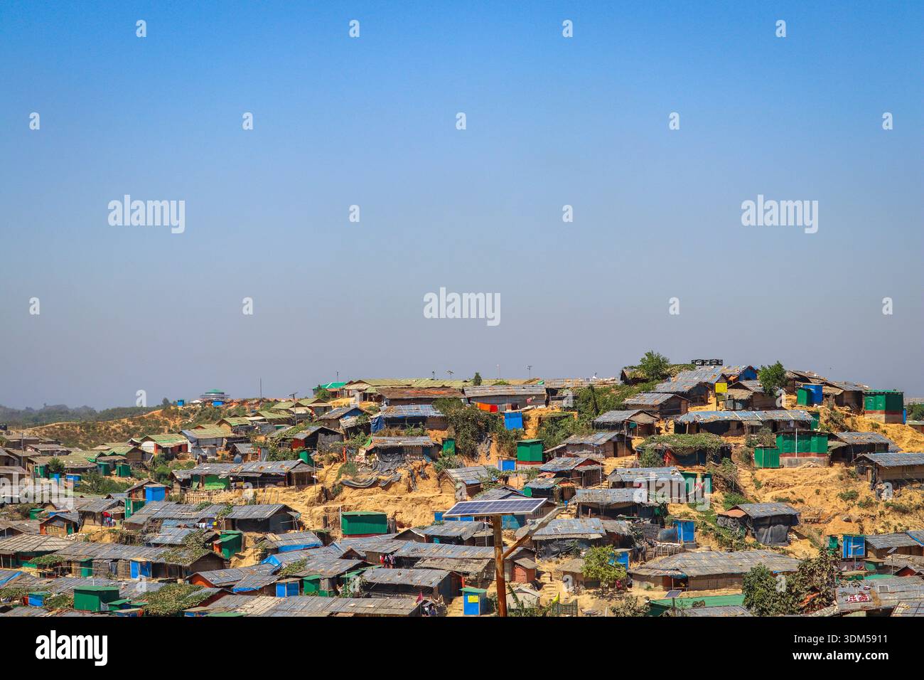 Panoramaszene des Flüchtlingslagers Balukhali Rohingya in Cox’s Bazar, Bangladesch. Reihen von provisorischen Unterkünften, die über den Hügel verteilt sind, dokumentieren die Vernichtung Stockfoto