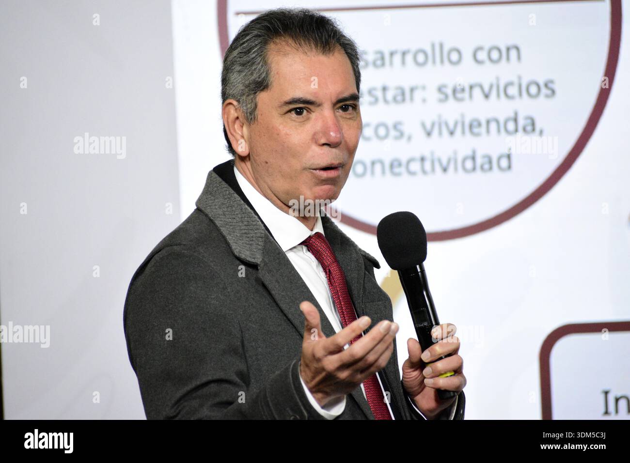 Nicht exklusiv: Der Minister für Finanzen und öffentliche Kredite Edgar Amador Zamora spricht mit der Well über den Investitionsplan für öffentliche Infrastruktur für die Entwicklung Stockfoto