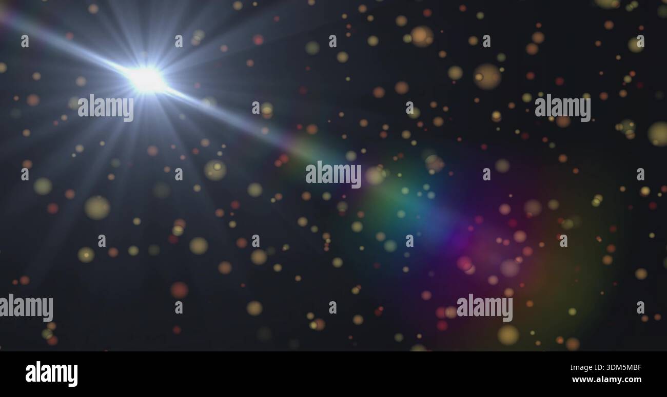 Strahlende Sterne, die Radialstrahlen durch dunkle Leere mit Regenbogenfackeln und goldenem Bokeh werfen, Kopierraum Stockfoto