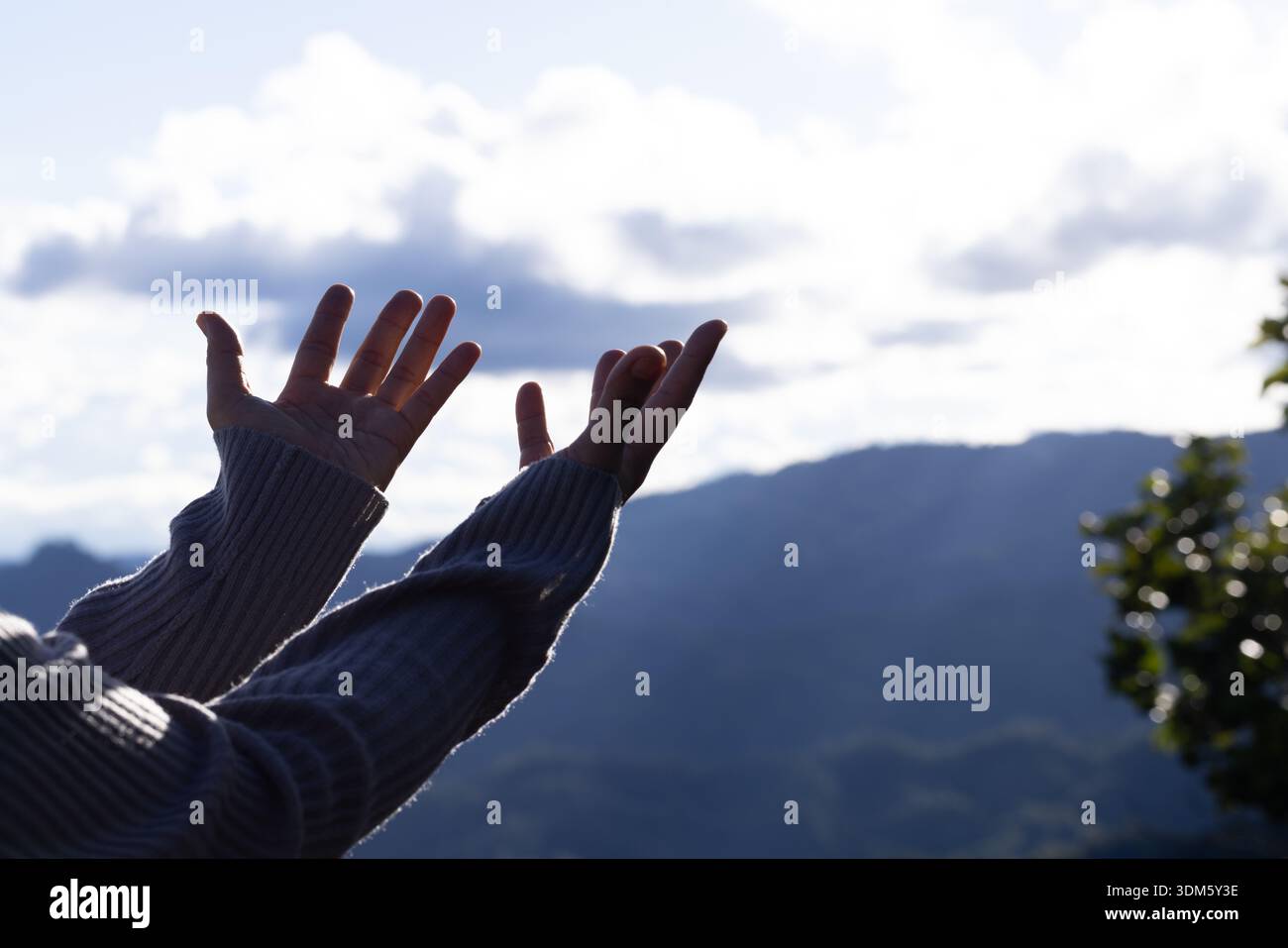 Frau betet und betet Gott an auf dem Berg für ein gutes Leben. Stockfoto