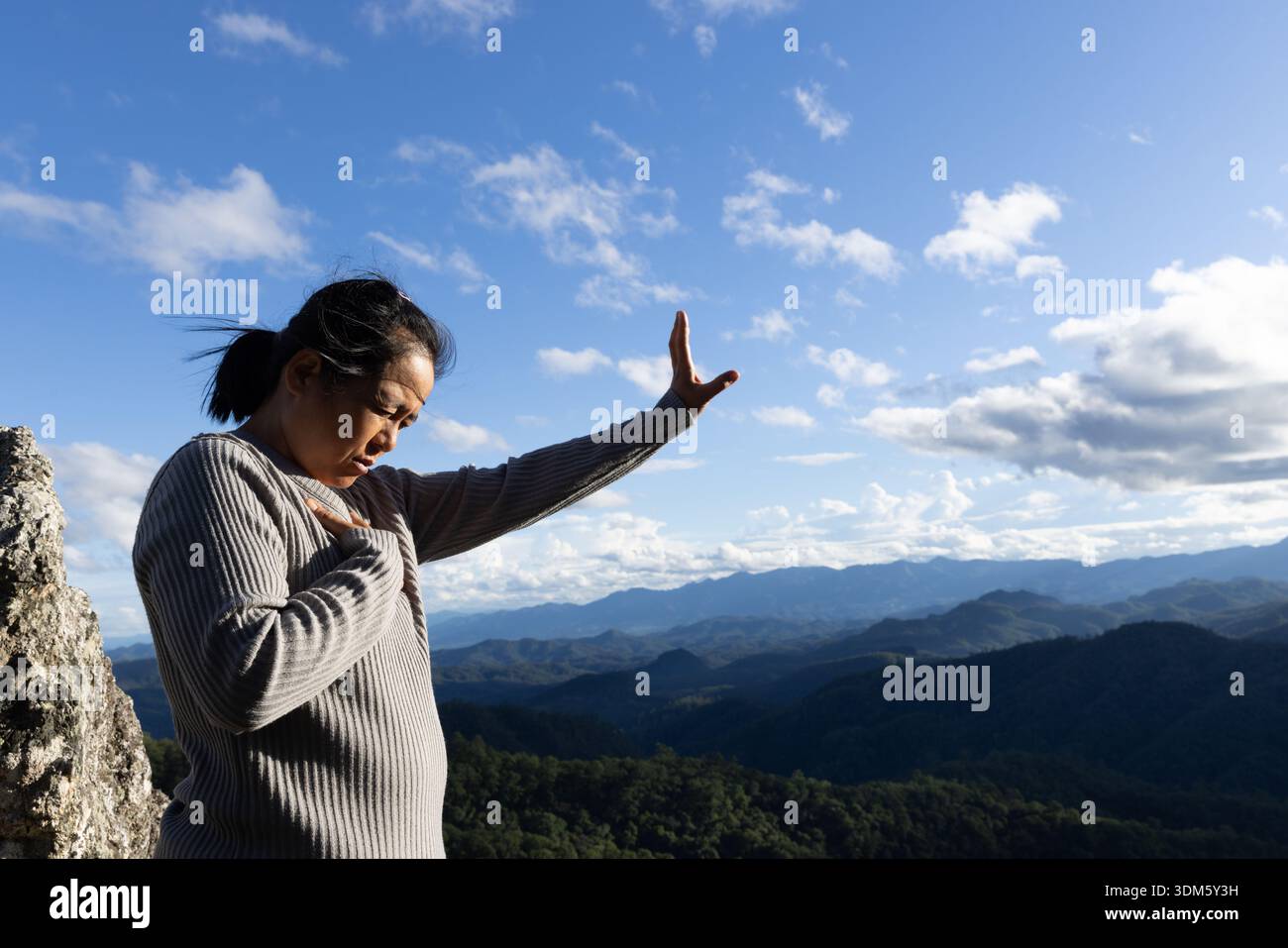 Frau betet und betet Gott an auf dem Berg für ein gutes Leben. Stockfoto