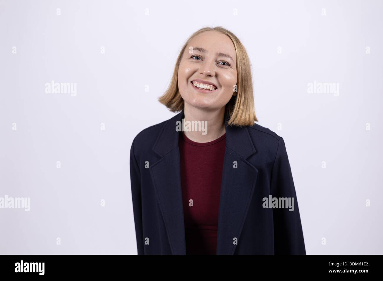 Geschäftsfrau in schwarzem Blazer lächelt in die Kamera Stockfoto