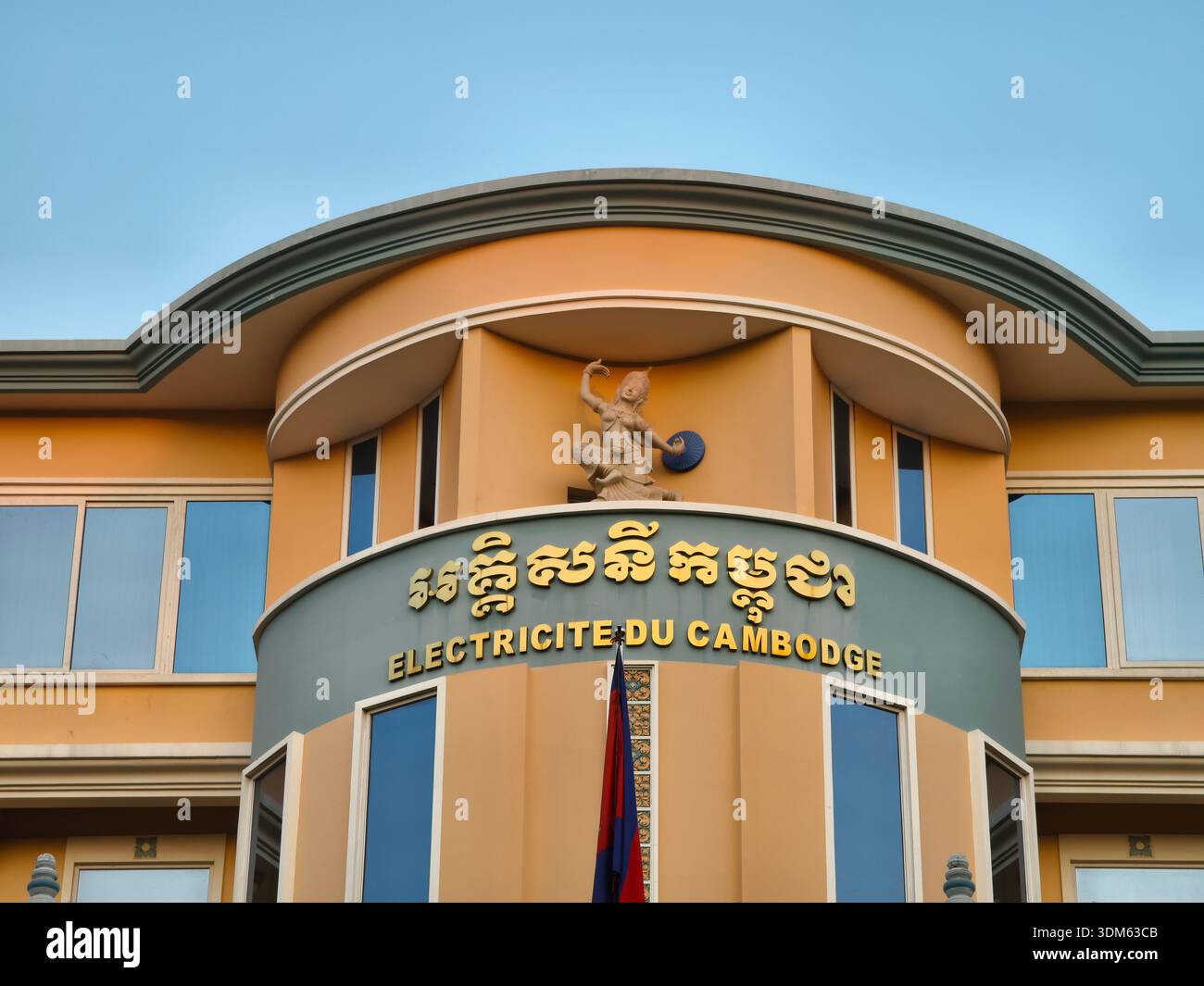 Hauptsitz der Electricite du Cambodge (EDC), dem staatlichen Stromversorger in Kambodscha. Phnom Penh. Zweisprachiges französisch-Khmer-Zeichen Stockfoto
