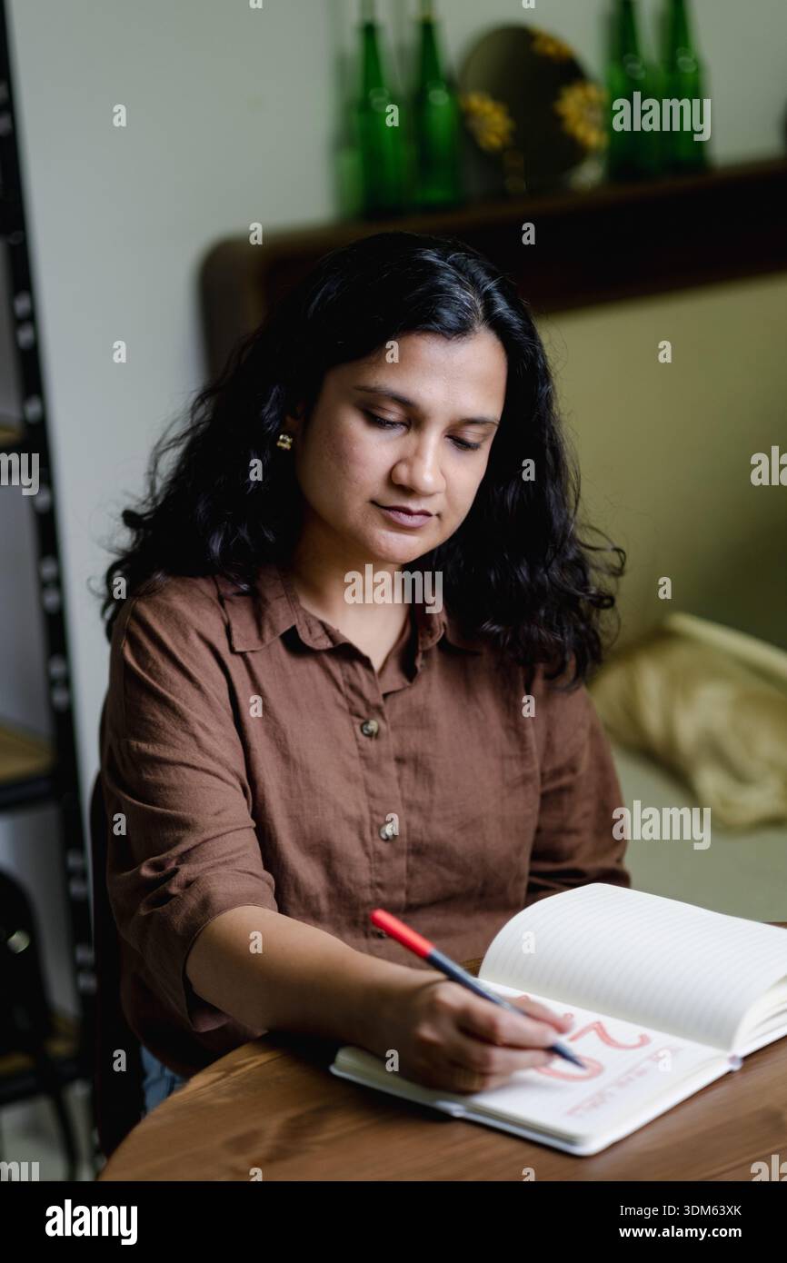 Nachtjournalismus für Selbstreflexion mentales Wohlbefinden und Zukunftsplanung Stockfoto
