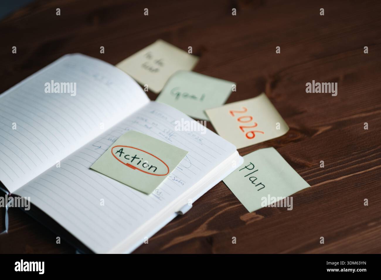 Notizbuch mit Aktionsziel und Plannotizen für die Produktivitätsplanung 2026 Stockfoto