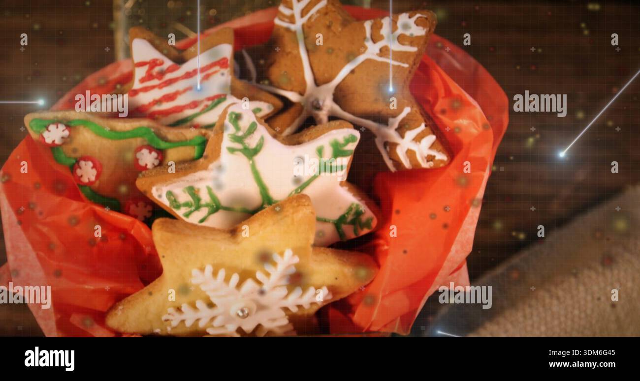 Mit Eiskeksen, die rote Papierschale auf Holztisch füllen, mit Glasur und silbernen Dragees Stockfoto