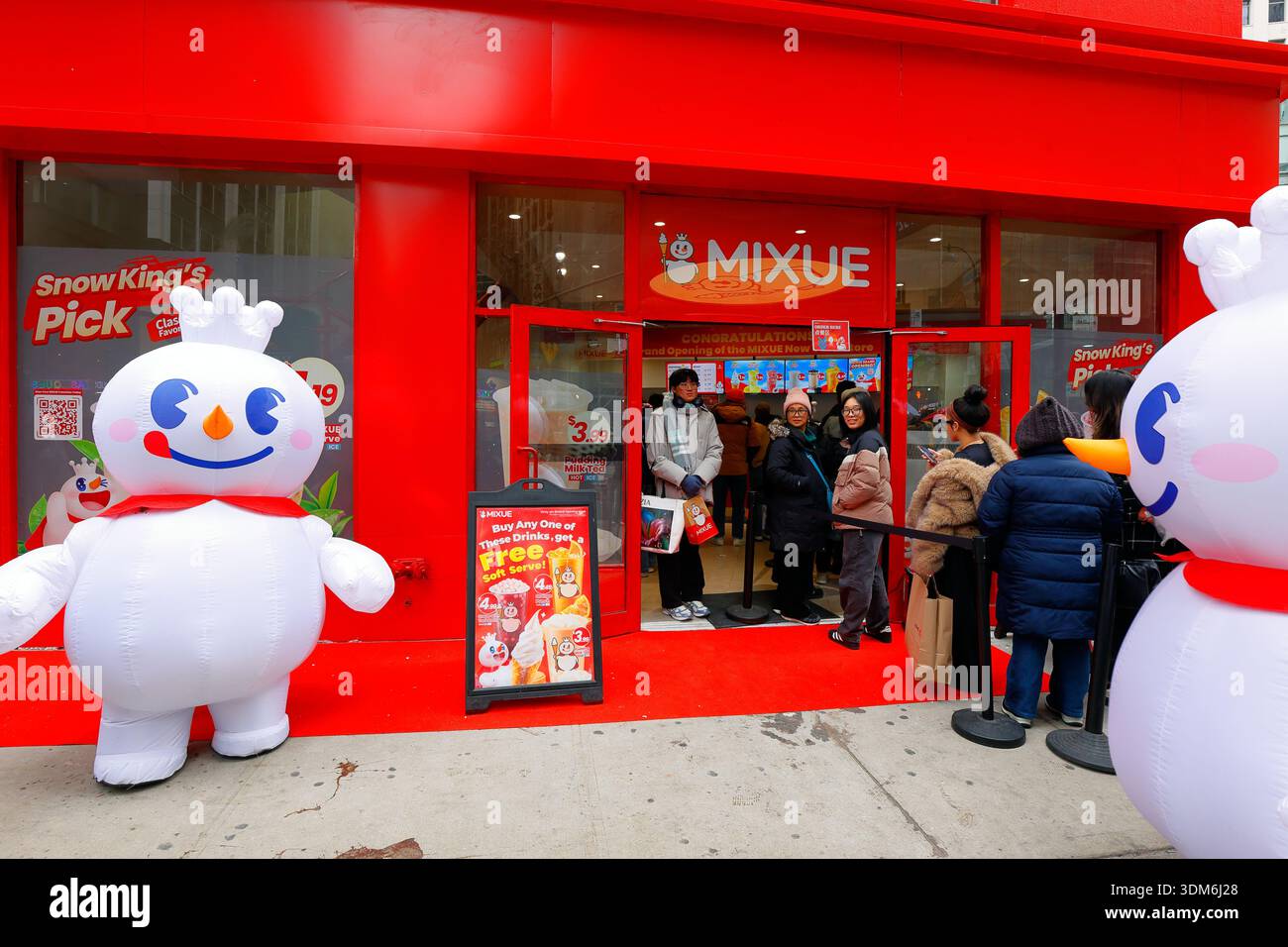 Die Leute standen vor einem Mixue Ice Cream & Tea 蜜雪冰城 Store in Manhattans Koreatown, New York City, mit den „Snow King“-Kostümen der Marke in Schlange Stockfoto