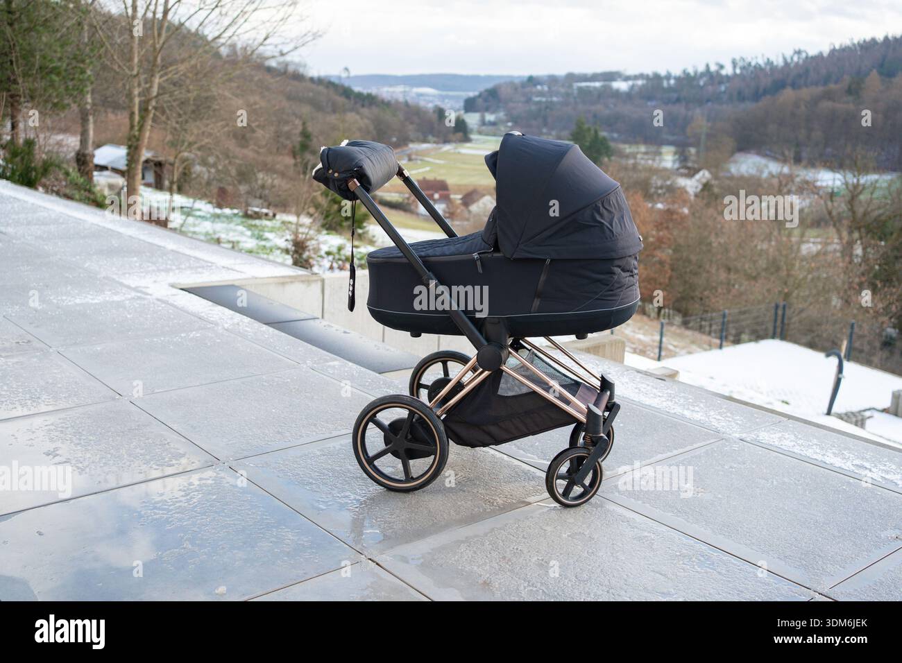 Kinderwagen auf Terrasse mit malerischem Blick. Familienleben, Elternschaft und ruhiger Alltagsspaß Stockfoto