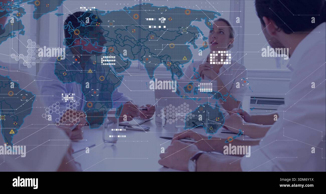 Besprechen Sie vier Kollegen, die im Konferenzraum Geschäftskleidung tragen, mit Weltkarten-Overlay Stockfoto