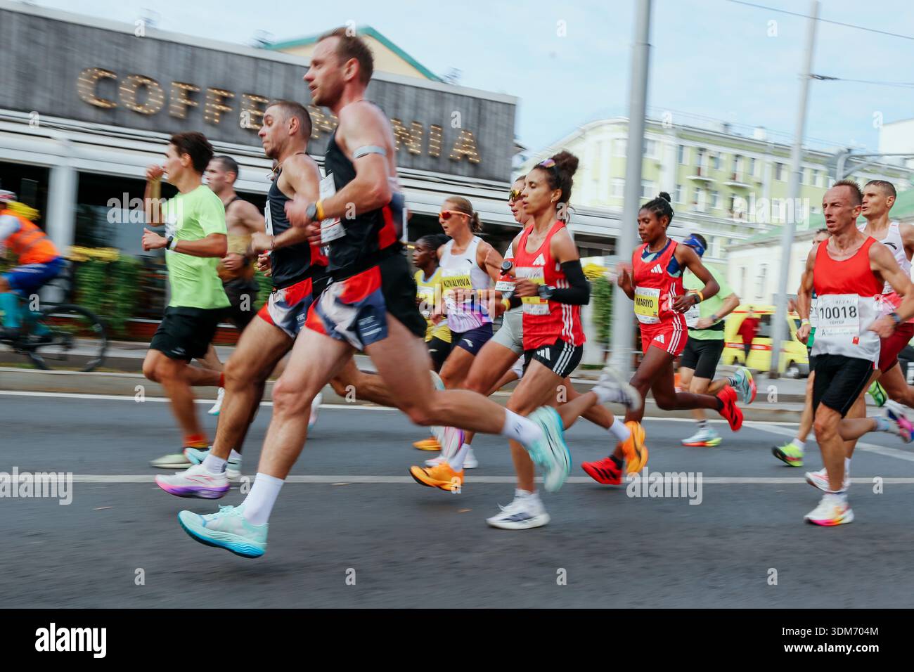 Amateursportler beim Moskauer Marathon 2025. Vor dem Hintergrund lebhafter Straßencafés und jubelnder Zuschauer nahmen über 42.000 Athleten am Moskauer Marathon 2025 teil. Der Platz schlängelte sich durch das historische Zentrum der Stadt und die malerischen Flussufer. Dmitry Nedelin gewann das Herrenrennen in etwas mehr als 2 Stunden und 10 Minuten, wobei Luiza Lega die Krone der Frauen in etwa 2 Stunden und 28 Minuten gewann. Stockfoto