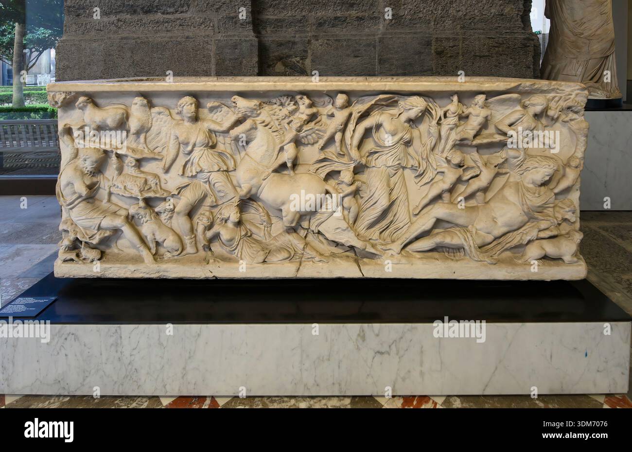 Neapel, Italien. Antike römische Statuen im Nationalen Archäologischen Museum. Antike römische Marmorsarkophage mit mythologischen Reliefs Stockfoto