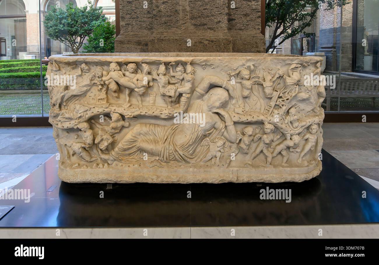 Neapel, Italien. Antike römische Statuen im Nationalen Archäologischen Museum. Antike römische Marmorsarkophage mit mythologischen Reliefs Stockfoto