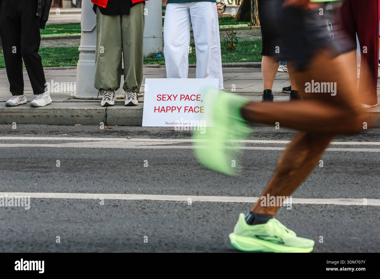 Amateursportler beim Moskauer Marathon 2025. Vor dem Hintergrund lebhafter Straßencafés und jubelnder Zuschauer nahmen über 42.000 Athleten am Moskauer Marathon 2025 teil. Der Platz schlängelte sich durch das historische Zentrum der Stadt und die malerischen Flussufer. Dmitry Nedelin gewann das Herrenrennen in etwas mehr als 2 Stunden und 10 Minuten, wobei Luiza Lega die Krone der Frauen in etwa 2 Stunden und 28 Minuten gewann. Stockfoto