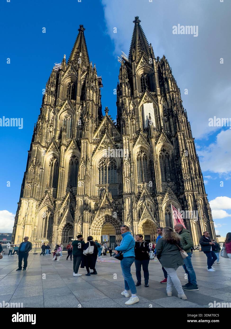 Blick auf den historischen gotischen Kölner Dom mit seinen Zwillingstürmen und Touristen auf dem Kölner Platz am 11. Oktober 2024 Stockfoto
