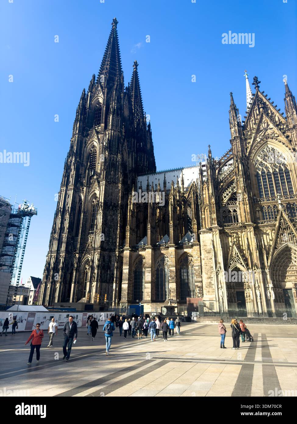 Blick auf den historischen gotischen Kölner Dom mit seinen Zwillingstürmen und Touristen auf dem Kölner Platz am 11. Oktober 2024 Stockfoto