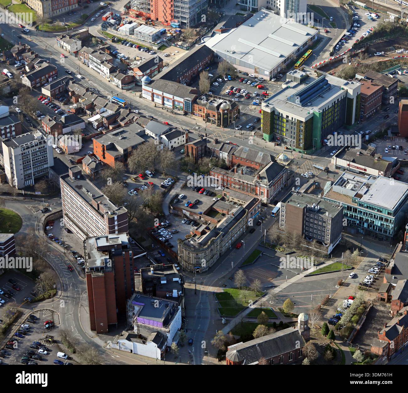 Blick aus der Vogelperspektive auf das Stadtzentrum von Stockport, besonders auf die Gegend um die Lord Street und Wellington Road South, Blick nach Südwesten. Stockfoto