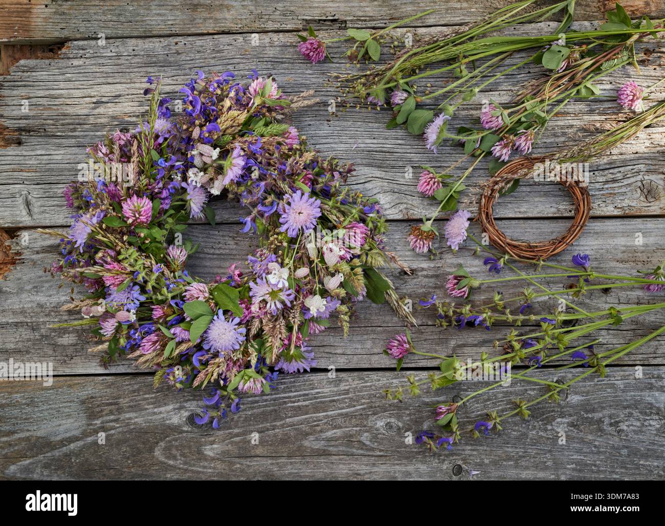 Kranz mit Wiesenblumen aus dem Wiesengarten Stockfoto