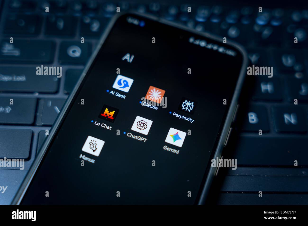 Barcelona, Spanien - 4. februar 2026: In dieser Foto-Illustration werden die Apps verschiedener KI-Chatbots dargestellt, darunter Perplexity, Claude, Chat GPT, Gemini und MIS Stockfoto
