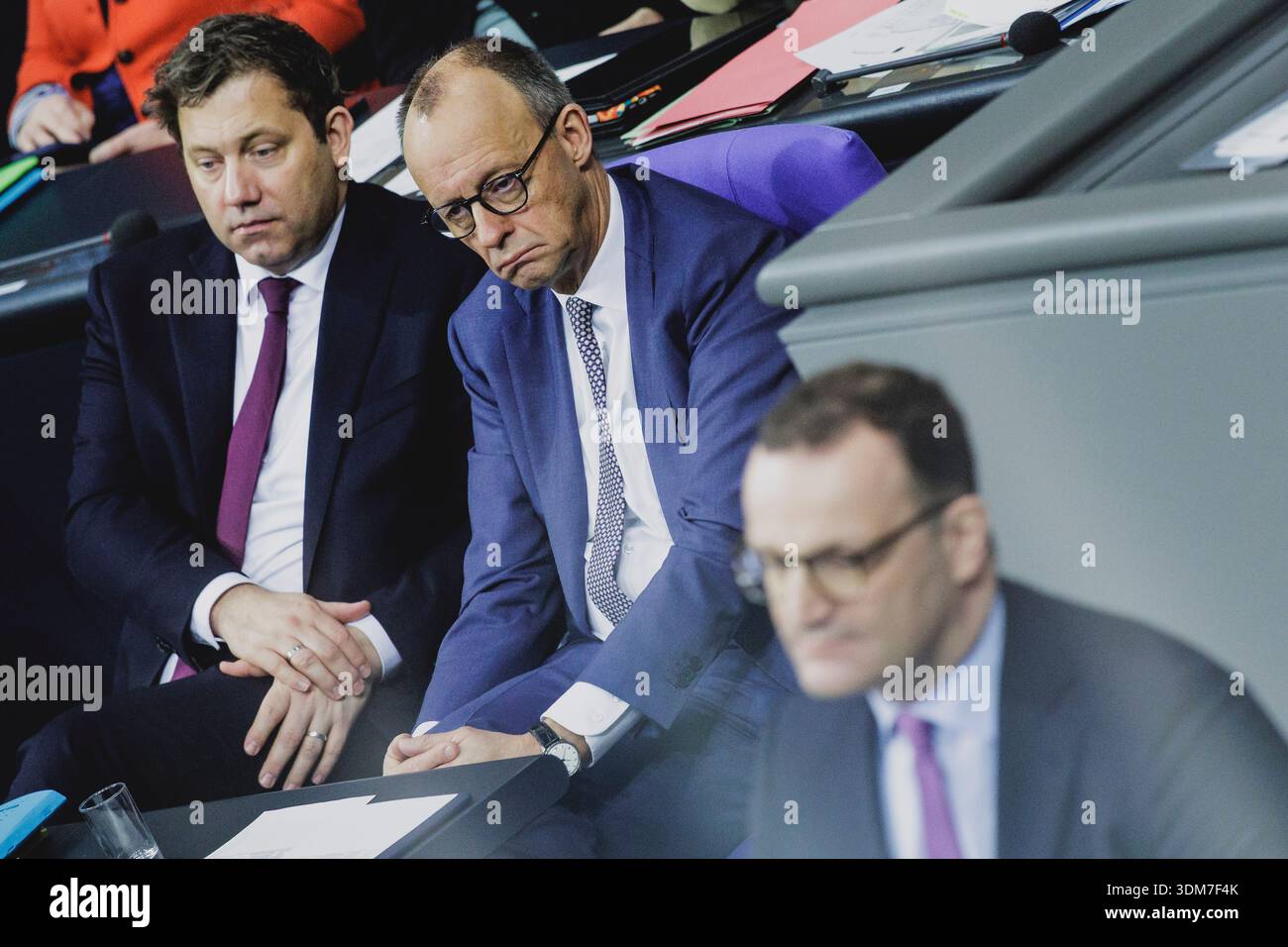 (R-L) Jens Spahn, Vorsitzender der CDU/CSU-Fraktion im Deutschen Bundestag, Friedrich Merz (CDU), Bundeskanzler, und Lars Klingbeil, Bundesfinanzminister, fotografierten während der Debatte über die Regierungserklärung im Deutschen Bun Stockfoto