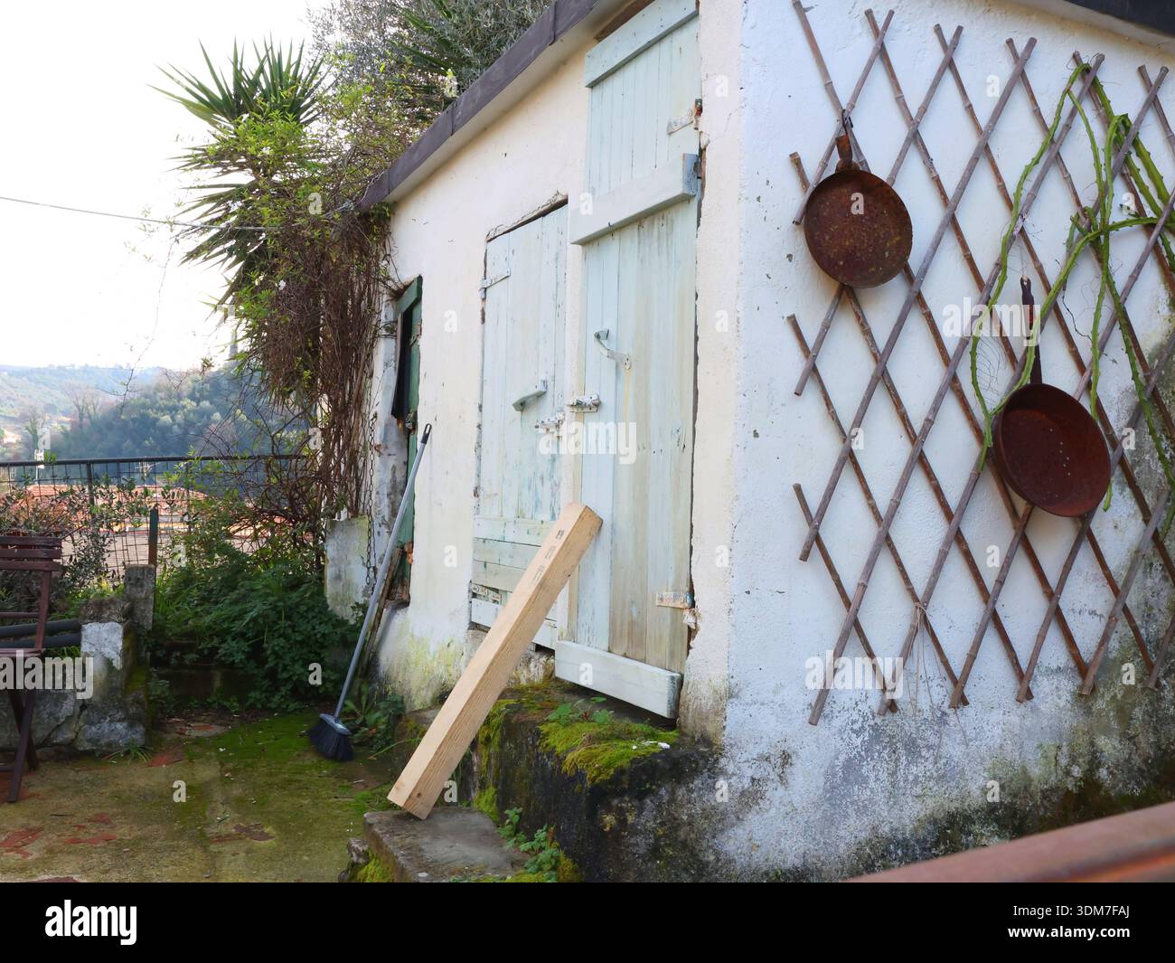 Holzstruktur weiß gestrichen im Garten im Hinterhof. Scheune und mediterrane Natur, Italien. Traditionelles altes Gebäude. Stockfoto