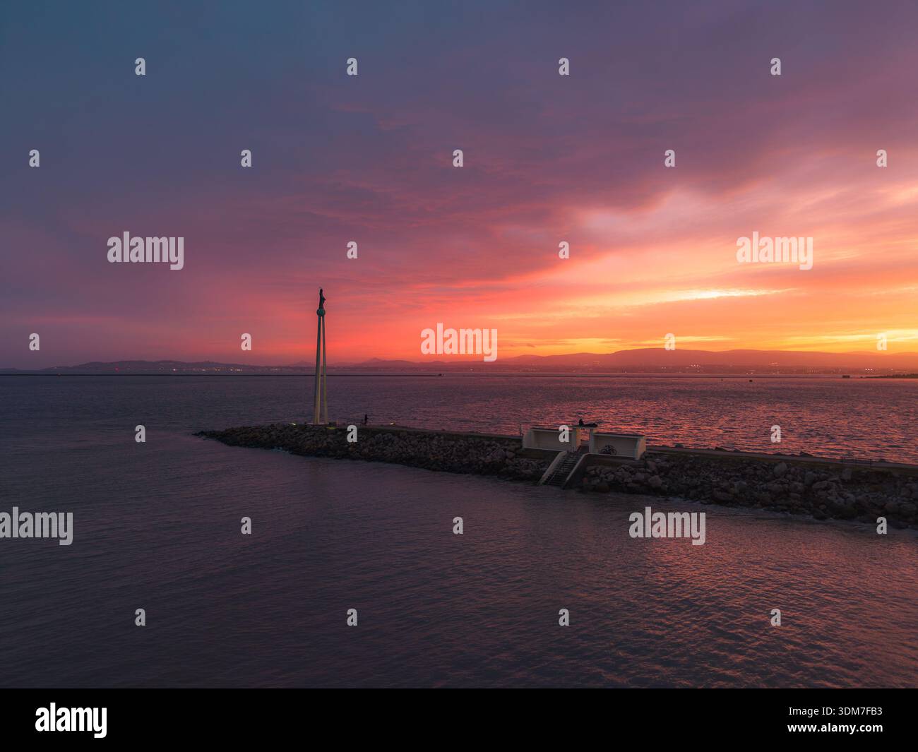 Die letzte Farbe während eines feurigen Sonnenuntergangs über der Bulle Wall Stockfoto