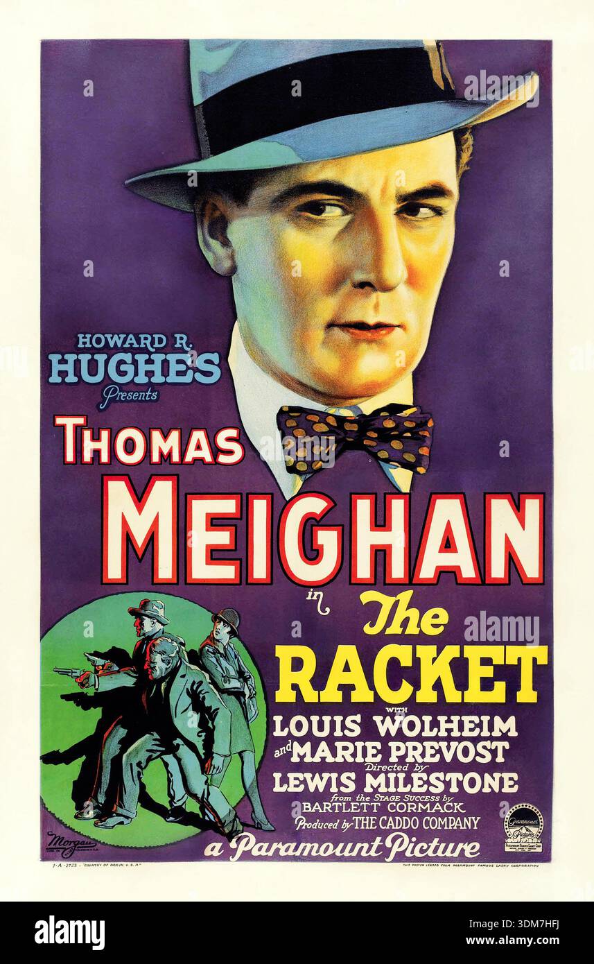 Dieses Vintage-Filmplakat aus dem Jahr 1928 für „The Racket“ zeigt ein auffälliges Porträt von Star Thomas Meighan in Fedora und Fliege vor tiefviolettem Hintergrund. Das Artwork zeigt die anderen Schauspieler Louis Wolheim und Marie Prevost, mit einer Actionszene von Figuren, die Waffen am Boden halten und das Wesen der Film-Noir-Ära festhalten. Stockfoto