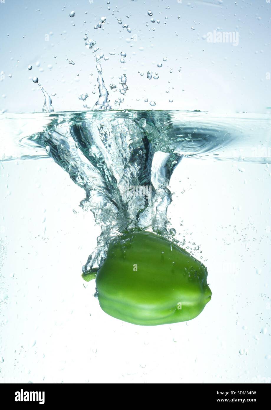 Grüne Paprikasplitzer unter Wasser Hochgeschwindigkeitsfoto Stockfoto