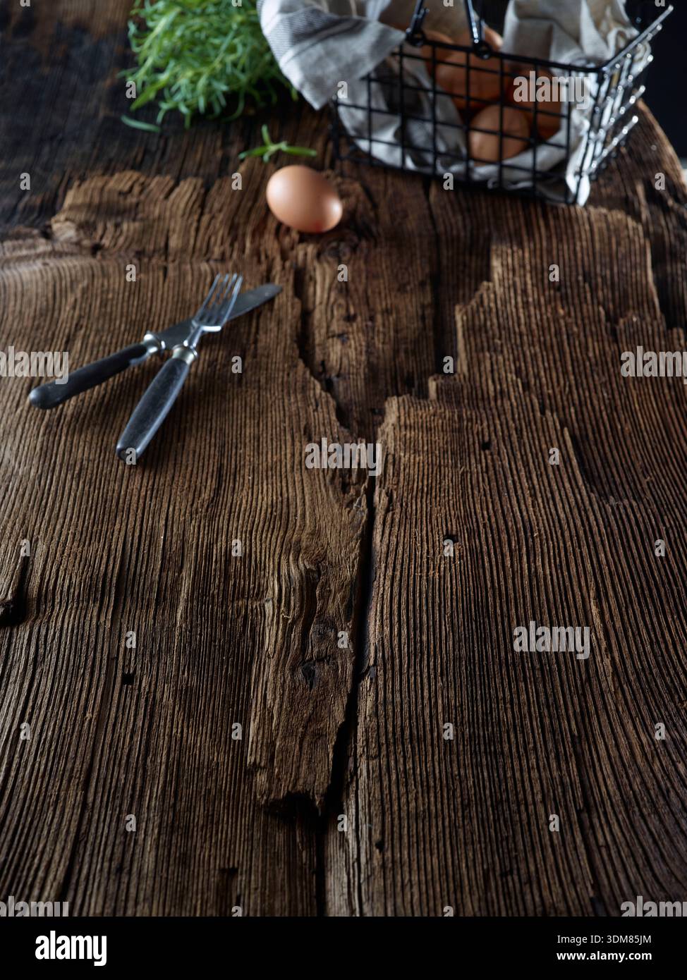 Rustikale Küche Stillleben auf verwittertem Holzdieltisch mit Zutaten und Utensilien Stockfoto