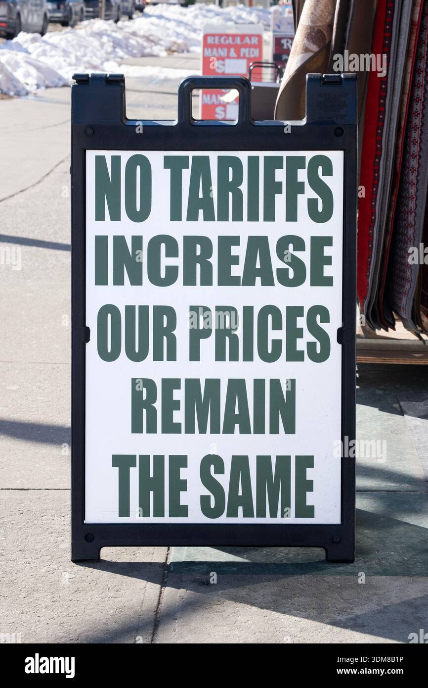 Ein Schild vor einem Möbelgeschäft, auf dem steht, dass die Preise wegen Trumps Zöllen nicht steigen würden. Auf der Liberty Ave in S. Richmond Hill, Queens, New York. Stockfoto