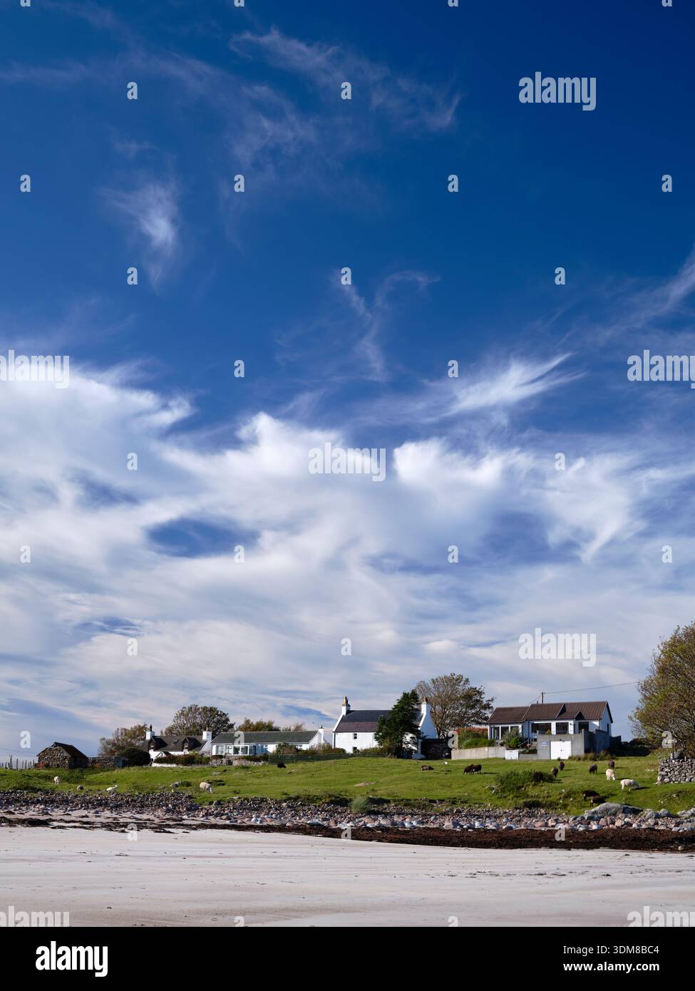 Über den Sand zu einer Gruppe weiß bemalter Cottages in Mellon Udrigle, Ross-Shire, Schottland, Großbritannien Stockfoto
