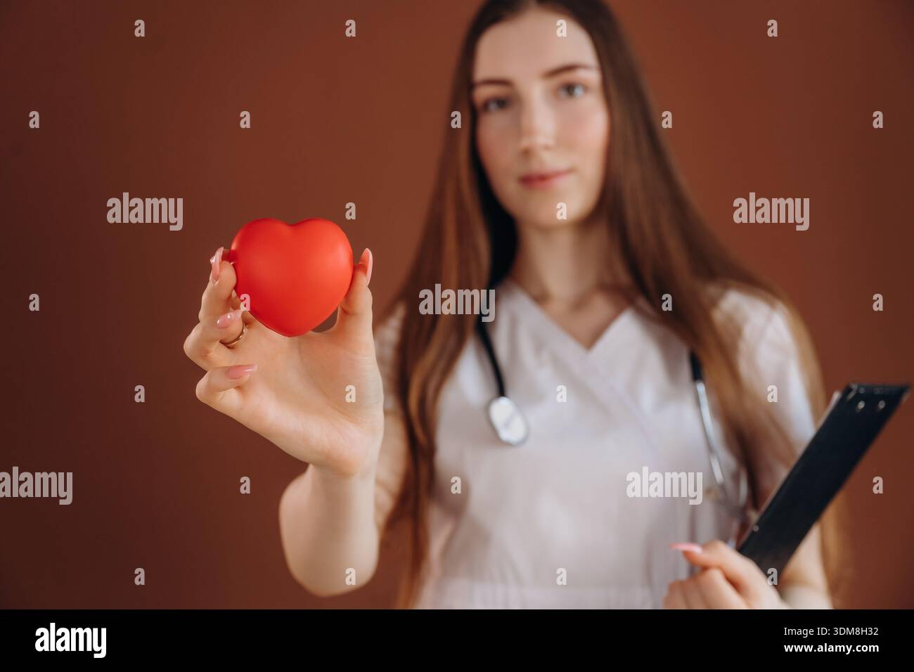 Kleines rotes Herz, Kardiologe. Die Ärztin ist im Studio. Stockfoto