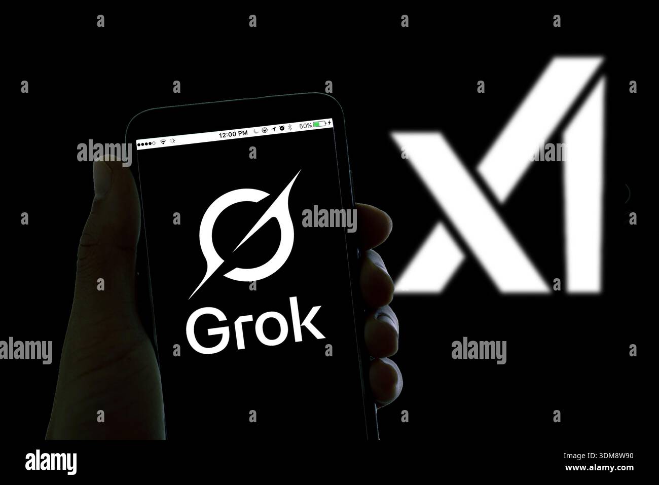 In dieser Fotoabbildung wird das AI Chatbot Grok by X-Logo auf einem Smartphone und im Hintergrund angezeigt. Stockfoto