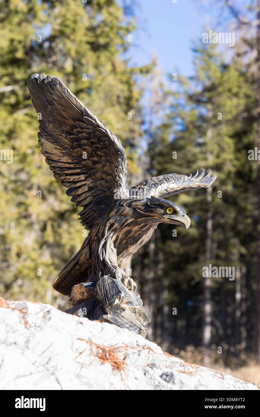 Eine majestätische Adlerskulptur mit ausgebreiteten Flügeln, Teil des Gedenkwerks, das den italienischen Alpini-Soldaten gewidmet ist. Stockfoto